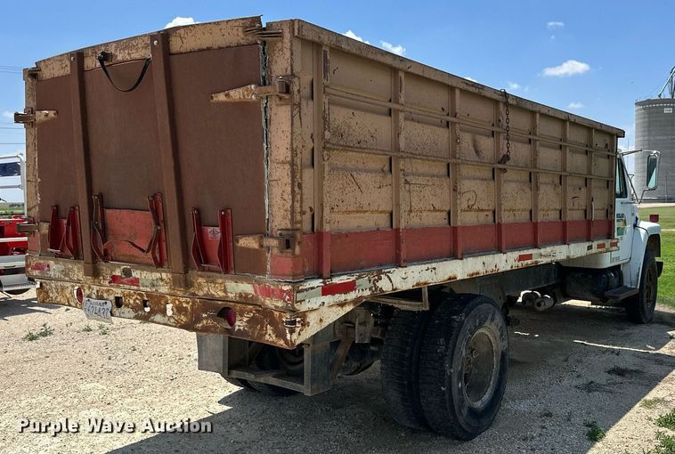 image for item KL9022 1979 International 1824  grain truck