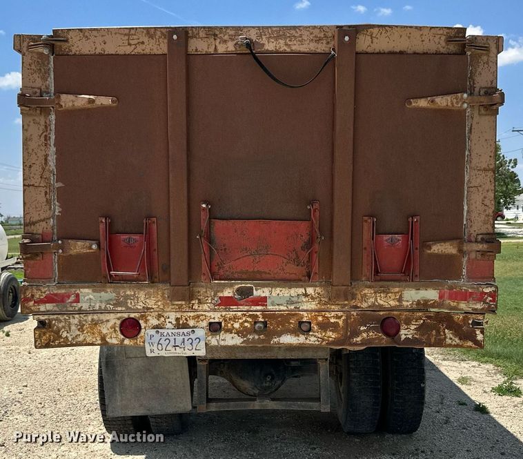 image for item KL9022 1979 International 1824  grain truck