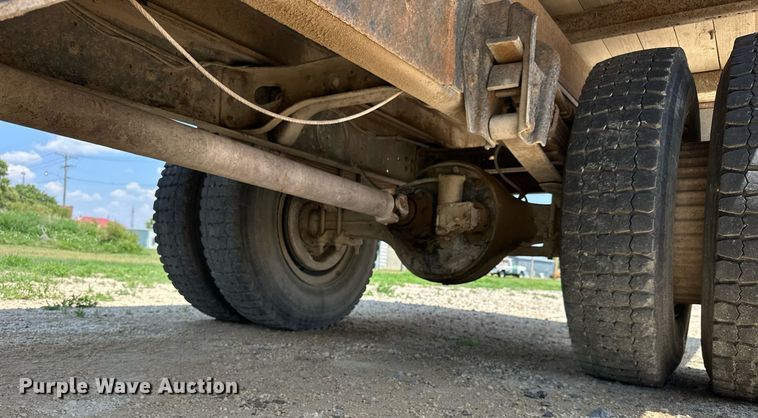 image for item KL9022 1979 International 1824  grain truck