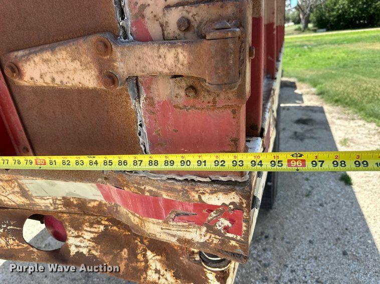 image for item KL9022 1979 International 1824  grain truck