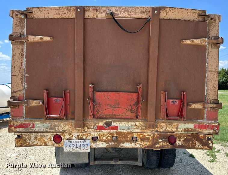 image for item KL9022 1979 International 1824  grain truck