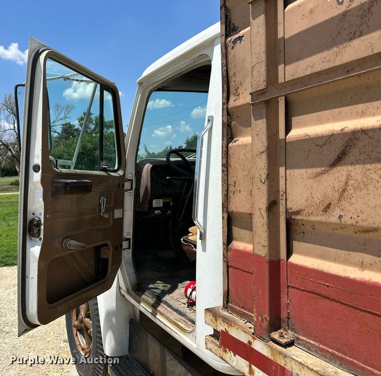 image for item KL9022 1979 International 1824  grain truck