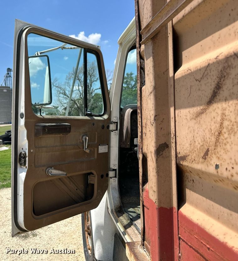 image for item KL9022 1979 International 1824  grain truck