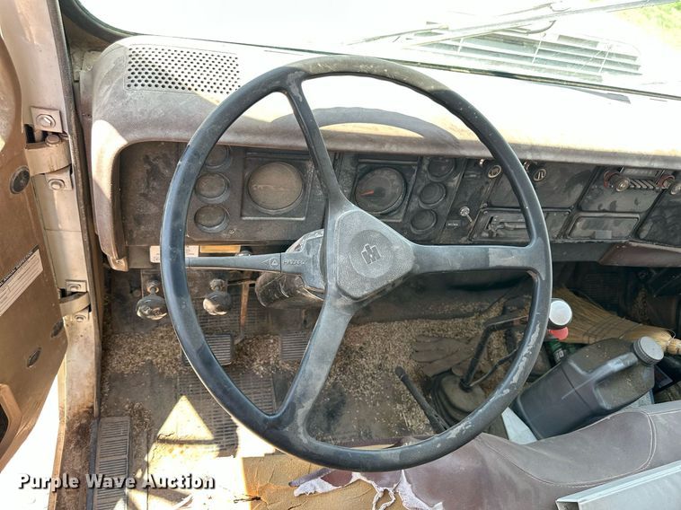 image for item KL9022 1979 International 1824  grain truck