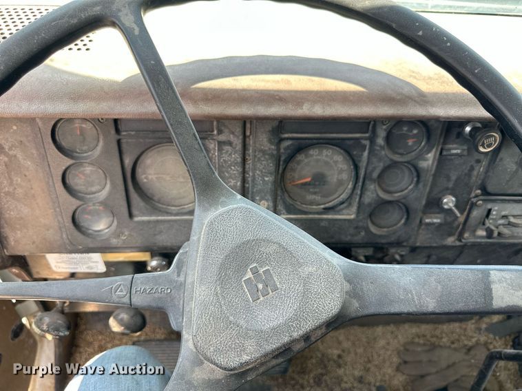 image for item KL9022 1979 International 1824  grain truck