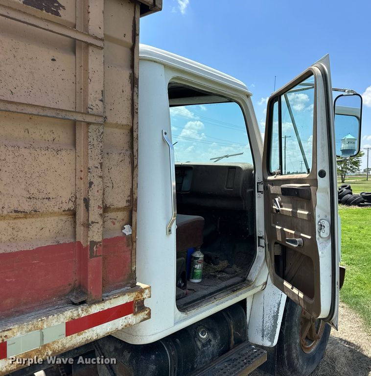 image for item KL9022 1979 International 1824  grain truck