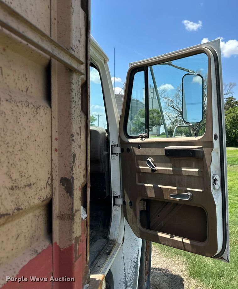 image for item KL9022 1979 International 1824  grain truck