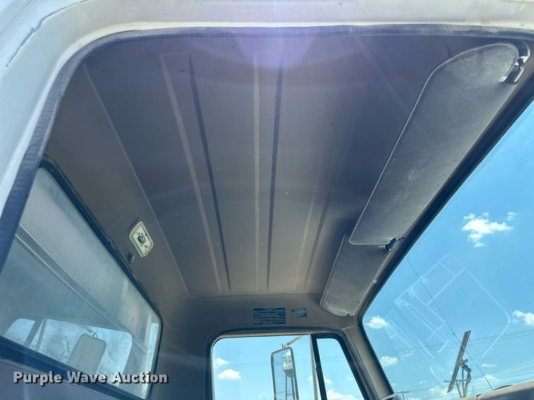 image for item KL9022 1979 International 1824  grain truck