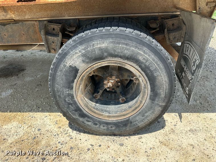 image for item KL9022 1979 International 1824  grain truck