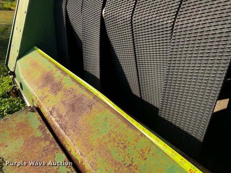 image for item LF9324 1988 John Deere 530  round baler