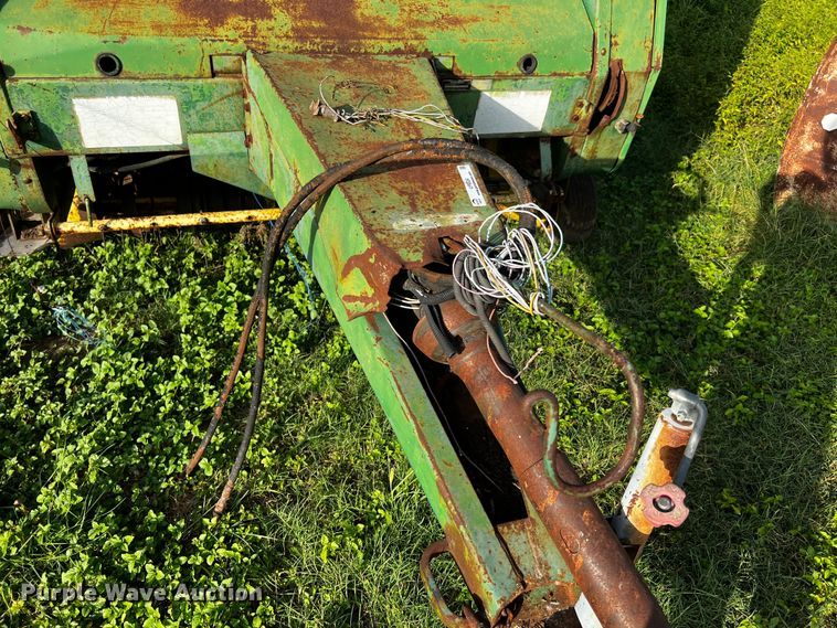 image for item LF9324 1988 John Deere 530  round baler