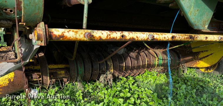 image for item LF9324 1988 John Deere 530  round baler