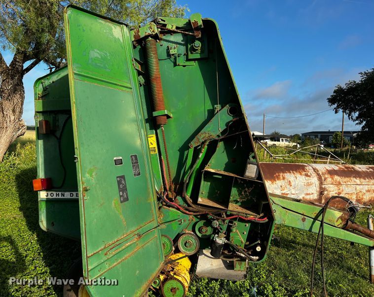 image for item LF9324 1988 John Deere 530  round baler