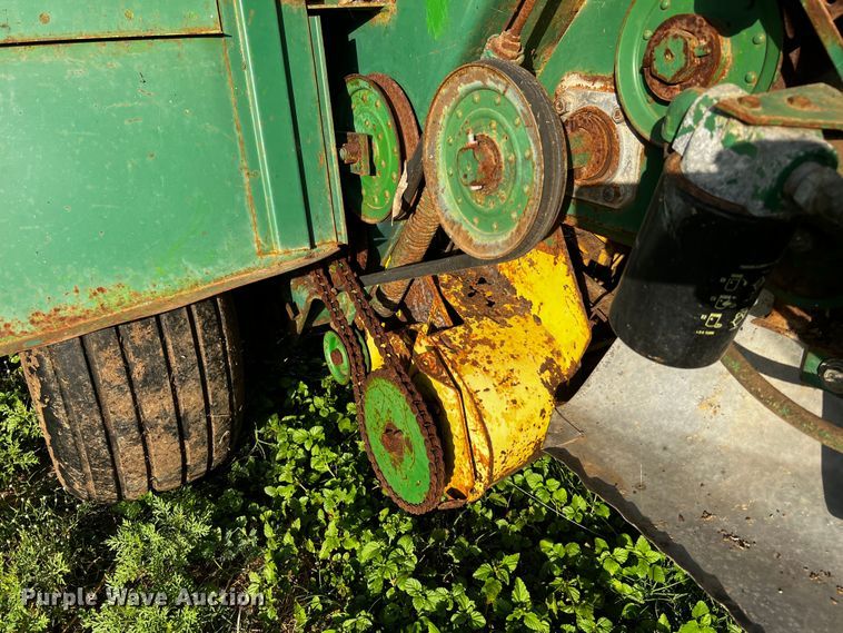 image for item LF9324 1988 John Deere 530  round baler