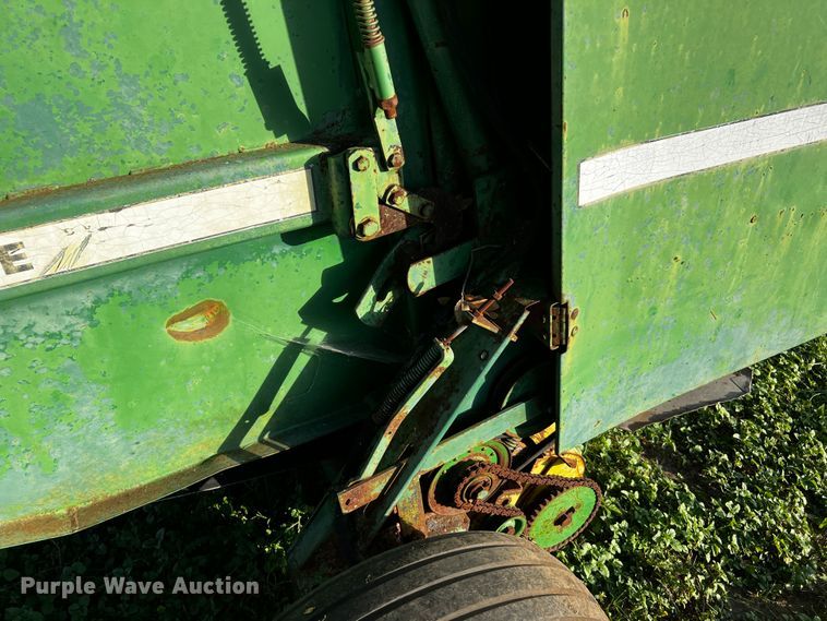 image for item LF9324 1988 John Deere 530  round baler