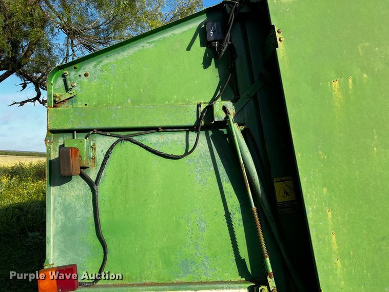 image for item LF9324 1988 John Deere 530  round baler