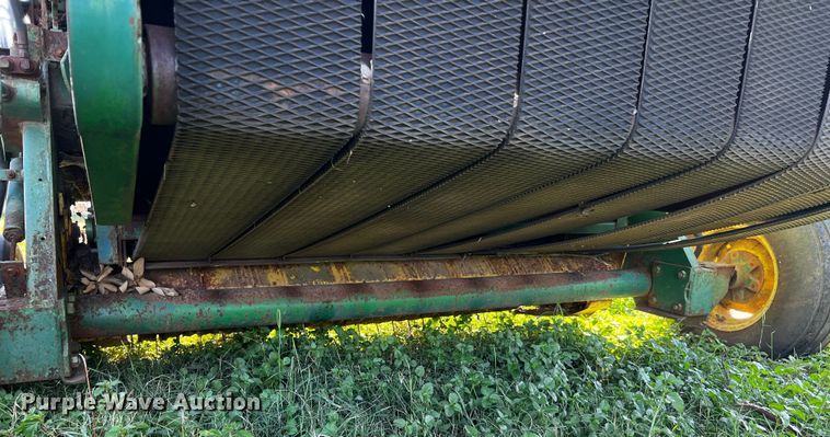 image for item LF9324 1988 John Deere 530  round baler