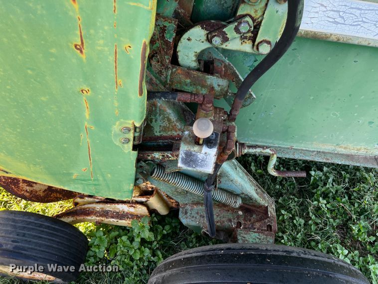 image for item LF9324 1988 John Deere 530  round baler