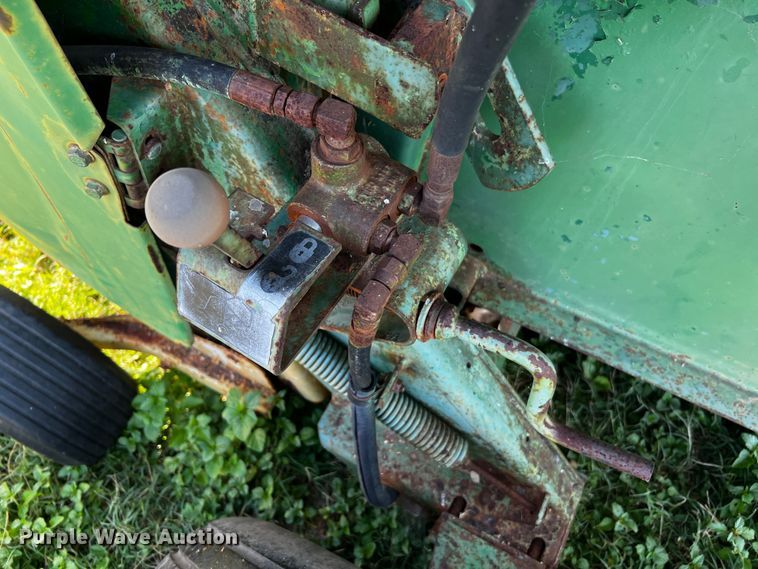 image for item LF9324 1988 John Deere 530  round baler