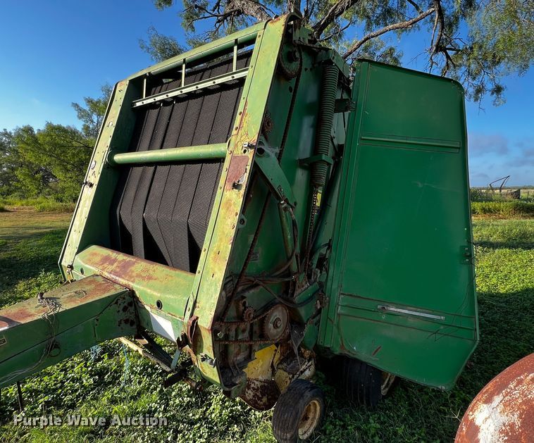 image for item LF9324 1988 John Deere 530  round baler
