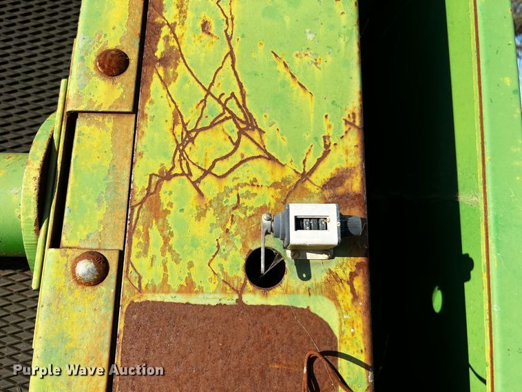 image for item LF9324 1988 John Deere 530  round baler