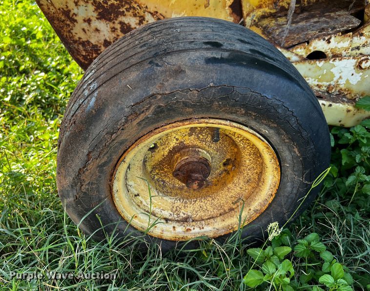 image for item LF9324 1988 John Deere 530  round baler