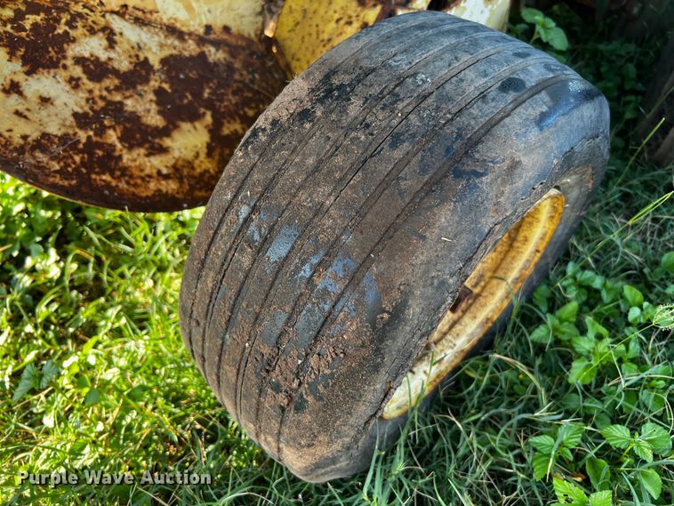 image for item LF9324 1988 John Deere 530  round baler