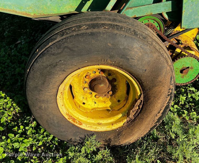 image for item LF9324 1988 John Deere 530  round baler