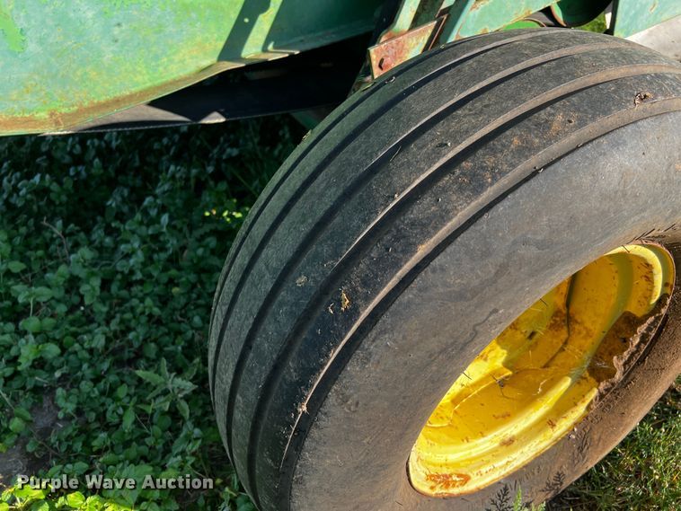 image for item LF9324 1988 John Deere 530  round baler