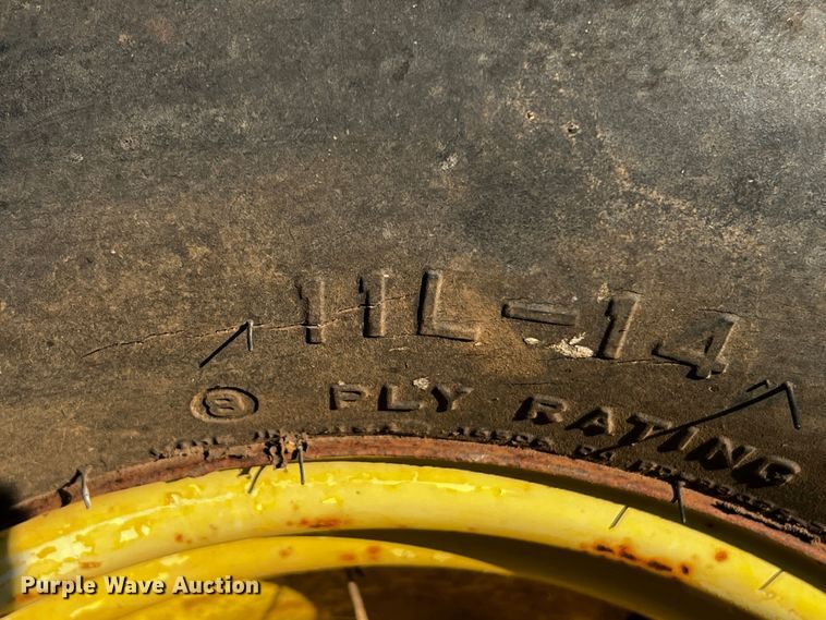 image for item LF9324 1988 John Deere 530  round baler