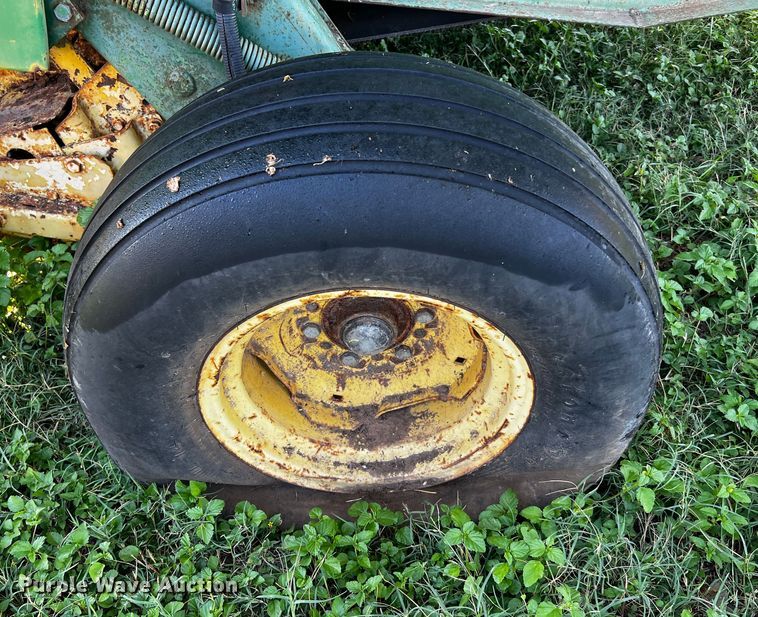 image for item LF9324 1988 John Deere 530  round baler