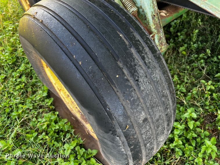 image for item LF9324 1988 John Deere 530  round baler