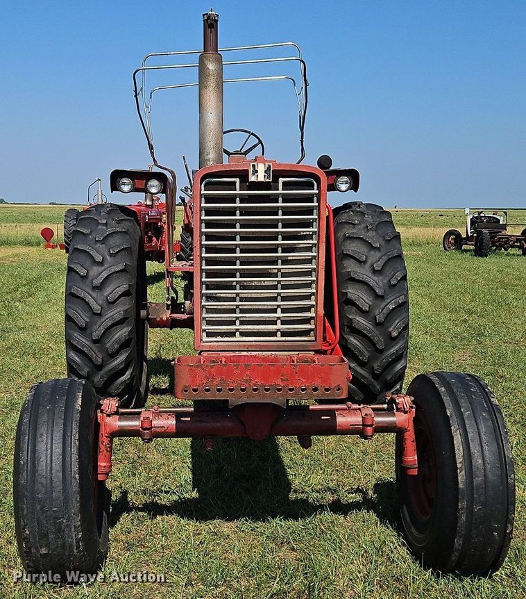 image for item LL9253 1968 International Farmall 856  tractor