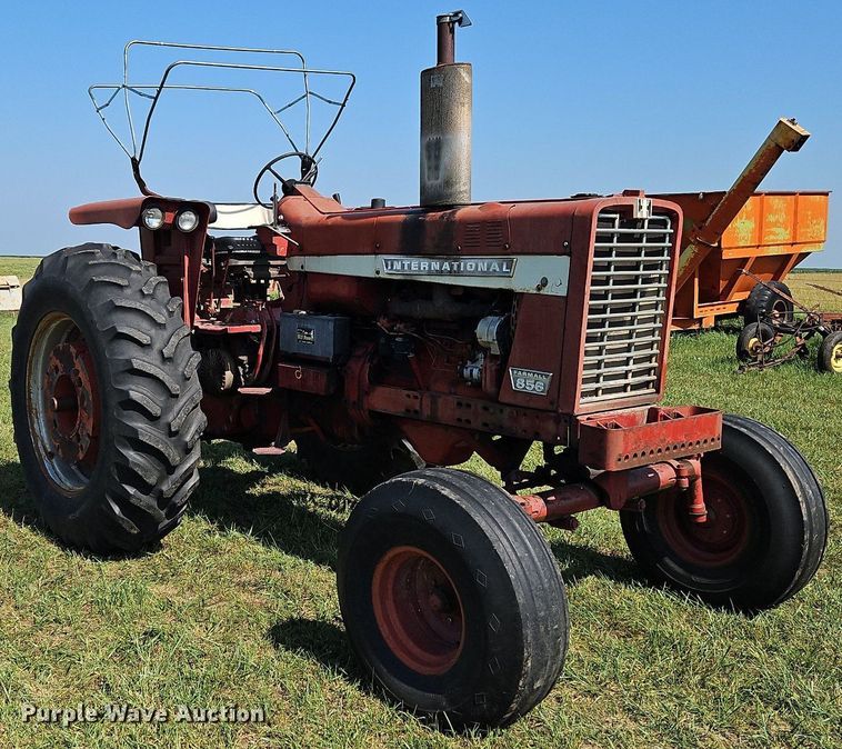 image for item LL9253 1968 International Farmall 856  tractor