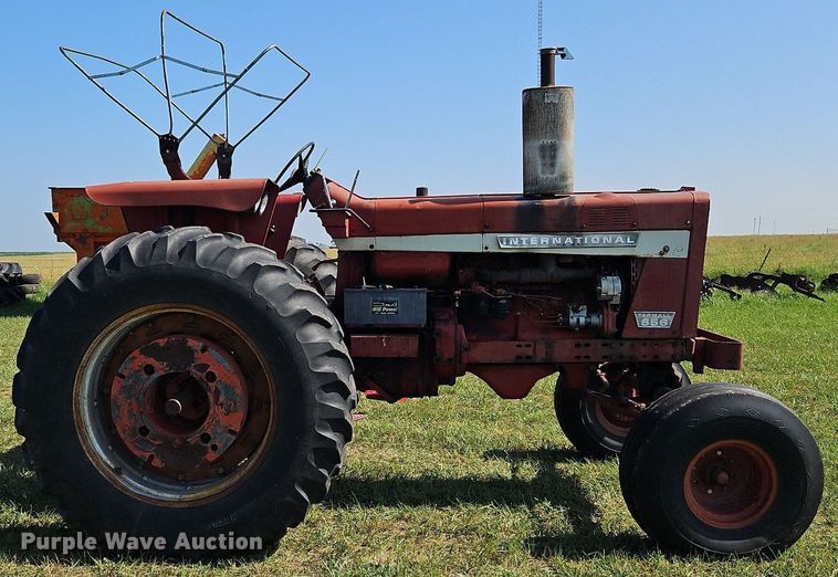 image for item LL9253 1968 International Farmall 856  tractor