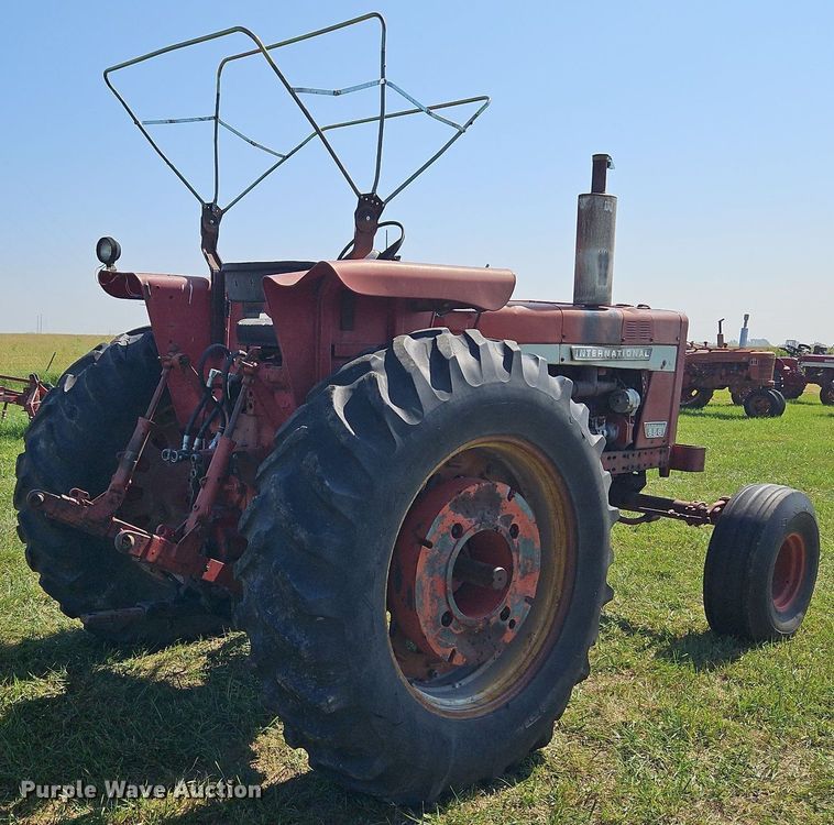 image for item LL9253 1968 International Farmall 856  tractor