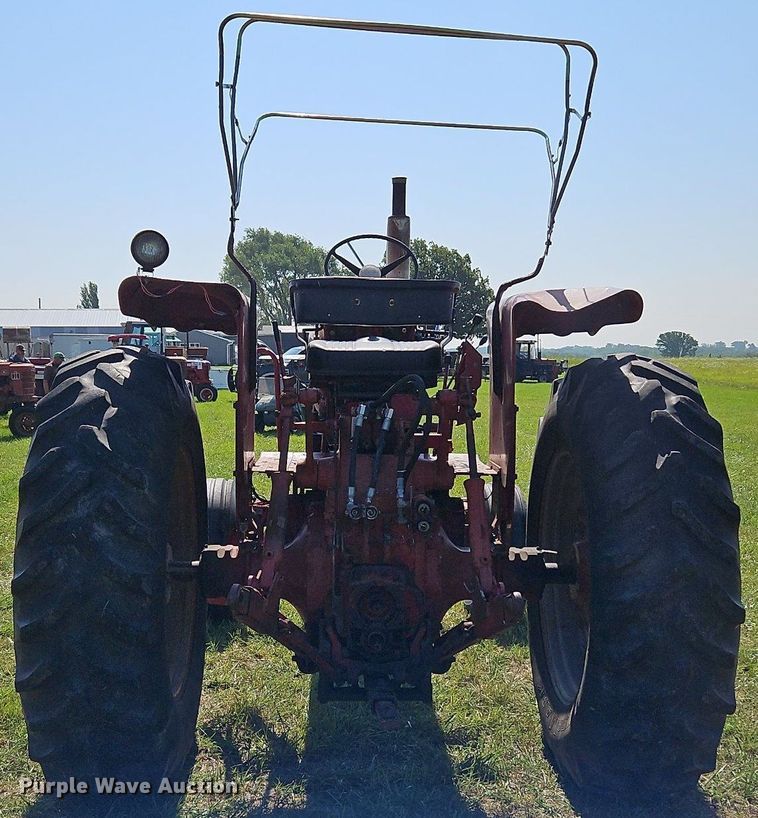 image for item LL9253 1968 International Farmall 856  tractor