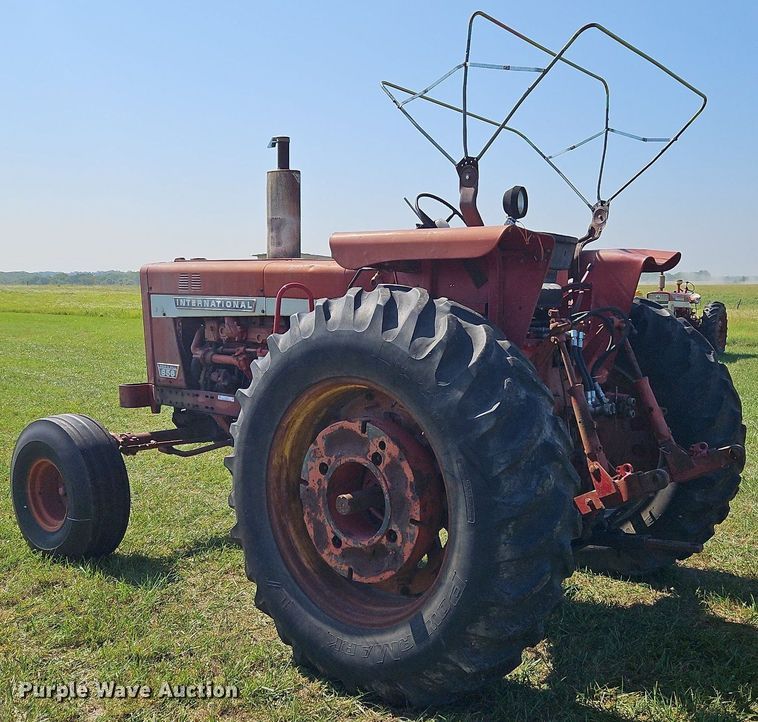 image for item LL9253 1968 International Farmall 856  tractor