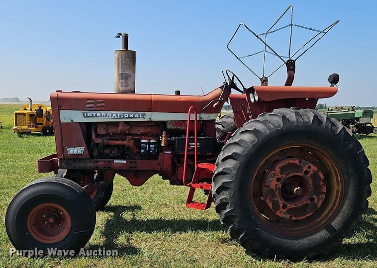 image for item LL9253 1968 International Farmall 856  tractor