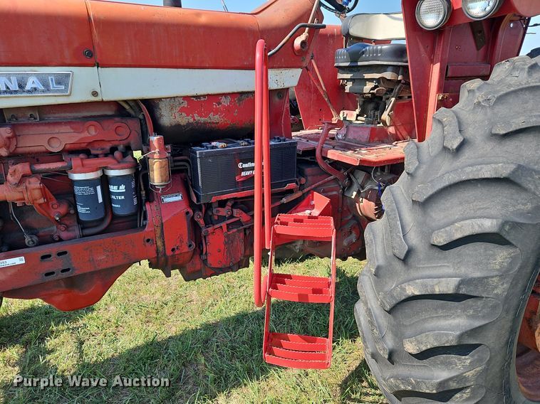 image for item LL9253 1968 International Farmall 856  tractor