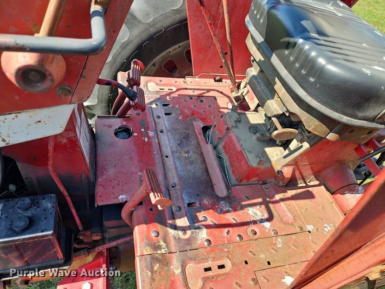 image for item LL9253 1968 International Farmall 856  tractor