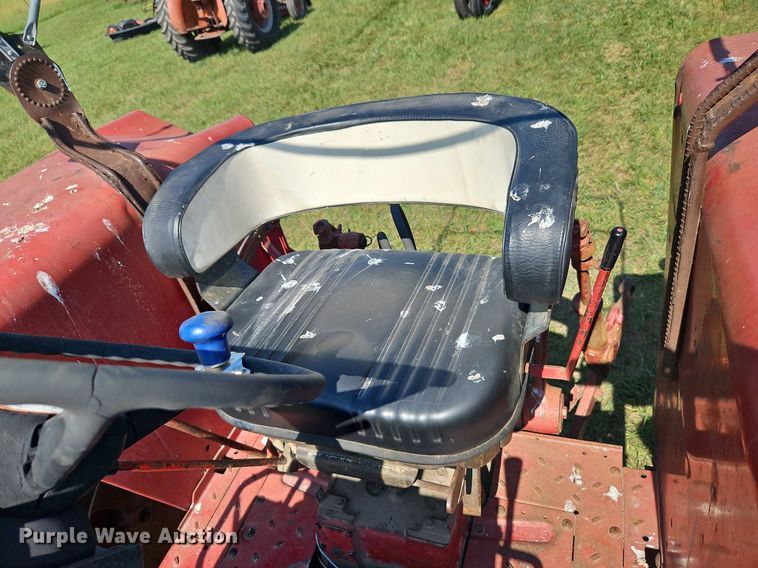 image for item LL9253 1968 International Farmall 856  tractor