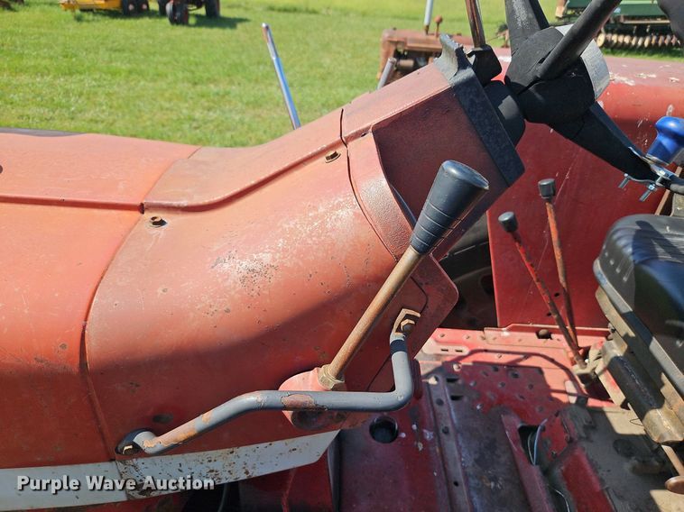 image for item LL9253 1968 International Farmall 856  tractor