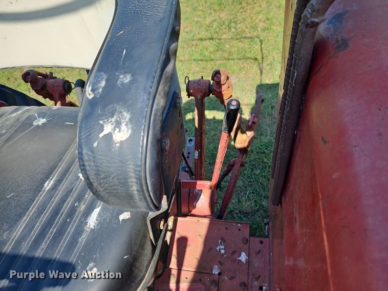 image for item LL9253 1968 International Farmall 856  tractor