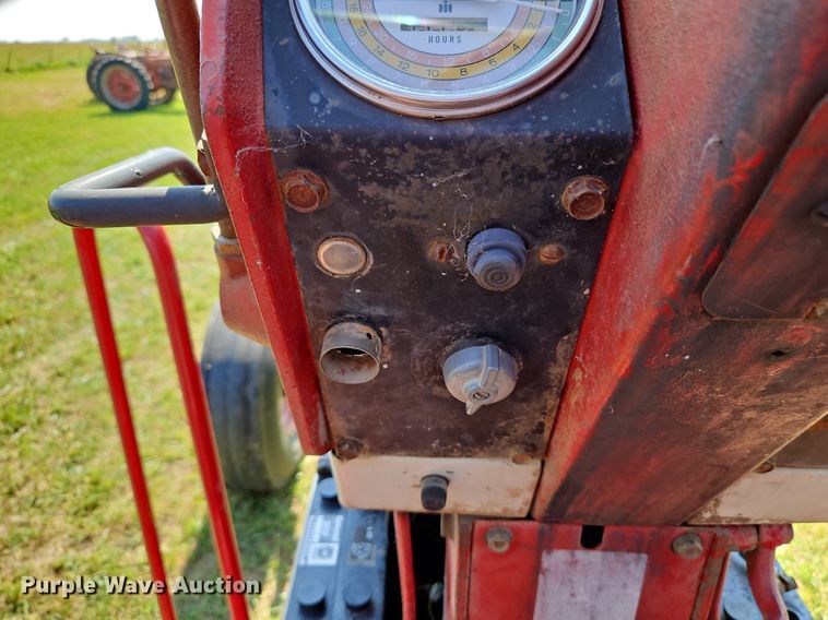 image for item LL9253 1968 International Farmall 856  tractor