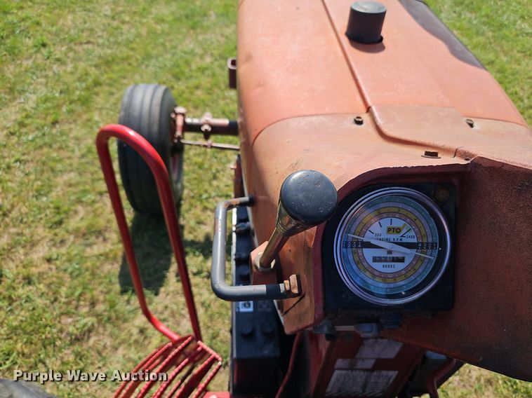 image for item LL9253 1968 International Farmall 856  tractor