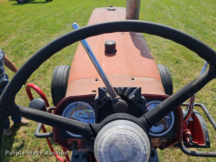 image for item LL9253 1968 International Farmall 856  tractor