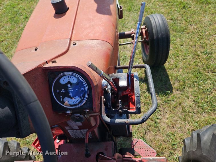 image for item LL9253 1968 International Farmall 856  tractor