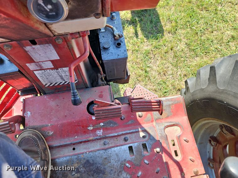 image for item LL9253 1968 International Farmall 856  tractor