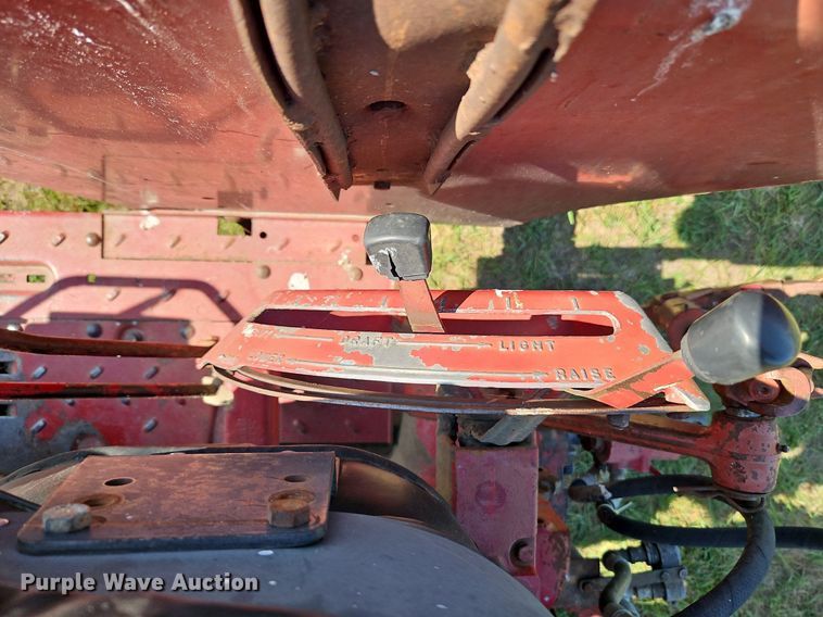 image for item LL9253 1968 International Farmall 856  tractor